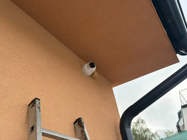 Kamera pod střechou rodinného domu