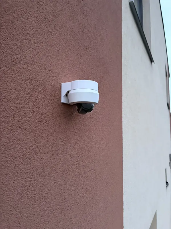 Bezpečnostní kamera na firemním objektu